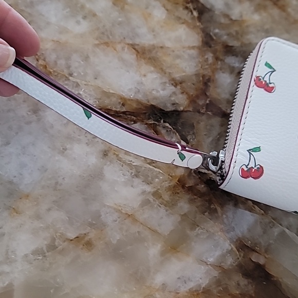 Adorable Marc By Marc Jacobs Wallet - Picture 3 of 6